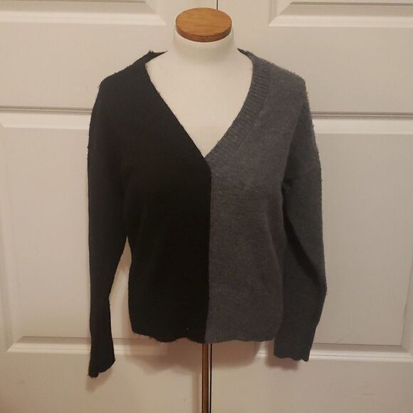 NWTvSweet Romeo Womens Black and Charcoal V-Neck‎ Cozy L/S Sweater Size Small - Picture 1 of 4